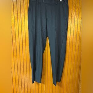 EUC IZOD men’s flat front pants size 32 x 30